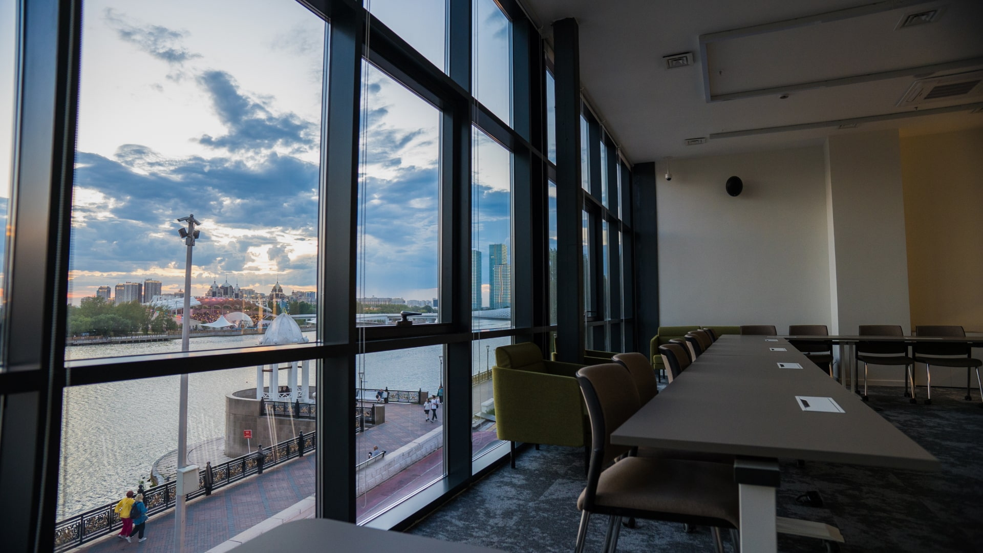 Конференц-залы с панорамным видом на набережную реки Есиль